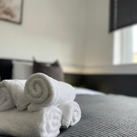 컨트리하우스 Pluxa Bearwood Hotel King Bedroom With Car Park *