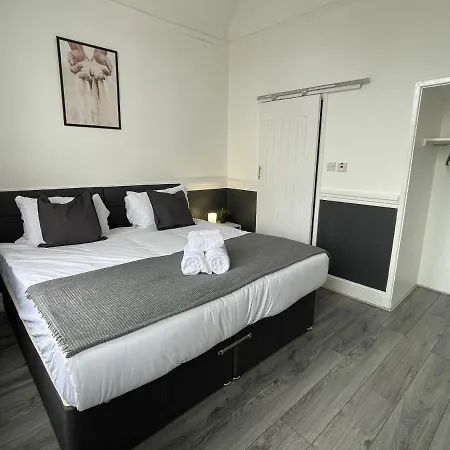 Pluxa Bearwood Hotel King Bedroom With Car Park 컨트리하우스